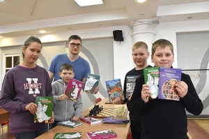 Школьники Новосибирской области изучают  шахматную литературу