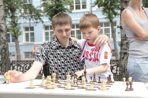 В День города на Красном проспекте сыграли в шахматы на 123 досках