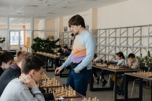 В НГТУ прошел сеанс одновременной игры с гроссмейстером Дмитрием Бочаровым